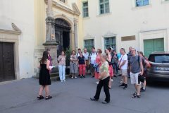 017._Pred_kostelem_Povyseni_sv.Krize_