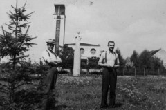 Dokončená budova sboru se sochou Jana Husa